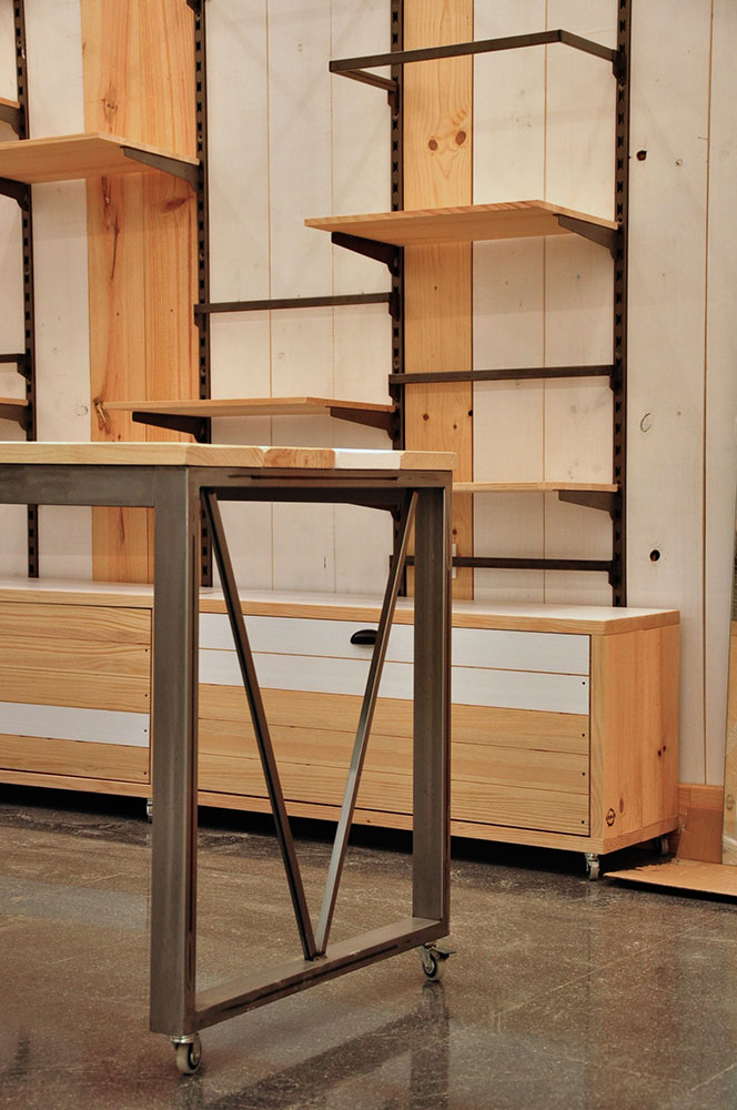 Muebles madera de pino natural para tienda ropa en mercat Sant Antoni  Barcelona | Mind Made