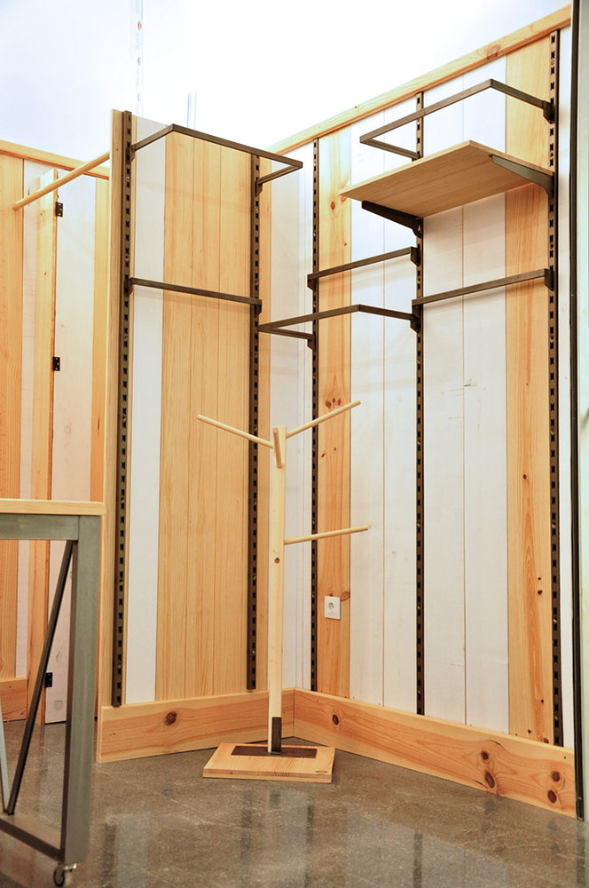 Muebles madera de pino natural para tienda ropa en mercat Sant Antoni  Barcelona | Mind Made