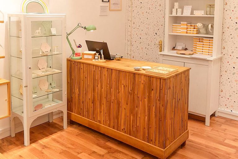 Mostradores de madera natural: ¡Da un toque exclusivo a tu tienda!