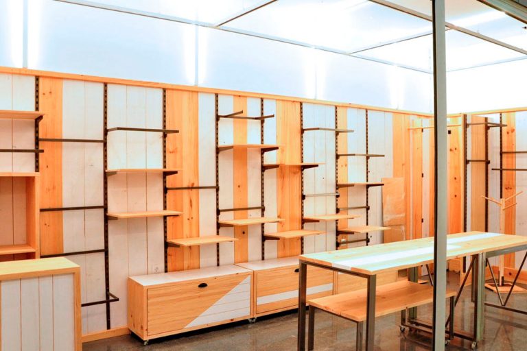 Estos son los muebles de madera natural para tiendas de alimentación que debes encargar a Mind Made