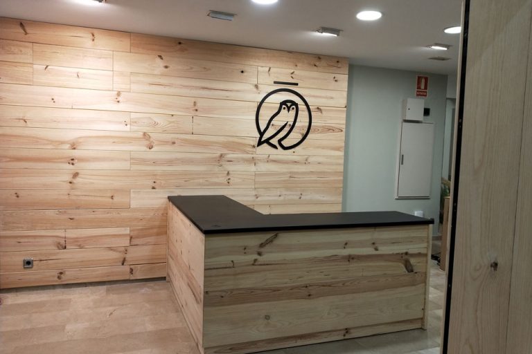 Personalización de muebles de madera natural para tiendas, cómo destacar tu negocio